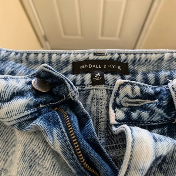 Kendall & Kyle High Waisted Shorts - Picture 3 of 5